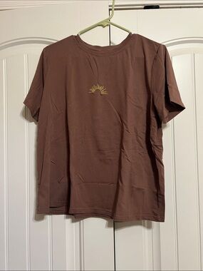 SHEIN Brown Short Sleeve Crewneck Tee with Yellow Sun Graphic